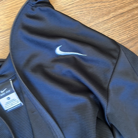 Light weight runners jacket. All black almost shiny. - Picture 4 of 4